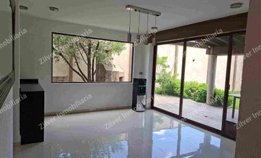 Casa en venta con jardín en la Querencia residencial