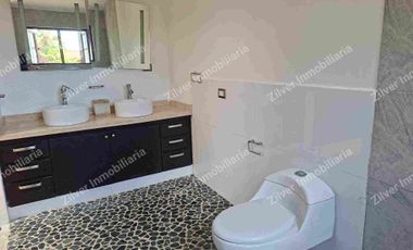 Casa en venta con jardín en la Querencia residencial