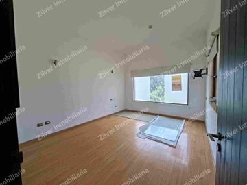 Casa en venta con jardín en la Querencia residencial