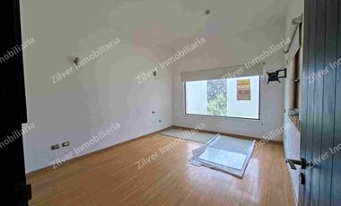 Casa en venta con jardín en la Querencia residencial