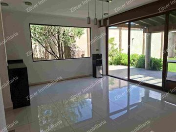 Casa en venta con jardín en la Querencia residencial