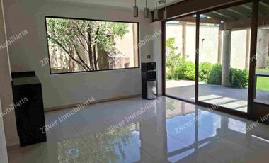 Casa en venta con jardín en la Querencia residencial