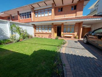 Casa de venta en cuenca sector comercial Ecu 911, Parque Santa Anita, Av 10 de agosto