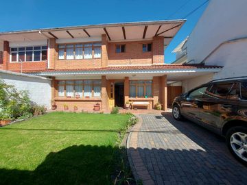 Casa de venta en cuenca sector comercial Ecu 911, Parque Santa Anita, Av 10 de agosto