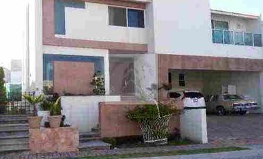 VENTA DE RESIDENCIA EN LA VISTA COUNTRY CLUB CON EXCELENTES AMENIDADES Y MUY AMPLIA  4 recámaras 4 baños cuarto de servicio campo de golf
