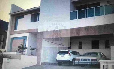 VENTA DE RESIDENCIA EN LA VISTA COUNTRY CLUB CON EXCELENTES AMENIDADES Y MUY AMPLIA  4 recámaras 4 baños cuarto de servicio campo de golf
