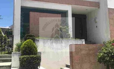 VENTA DE RESIDENCIA EN LA VISTA COUNTRY CLUB CON EXCELENTES AMENIDADES Y MUY AMPLIA  4 recámaras 4 baños cuarto de servicio campo de golf