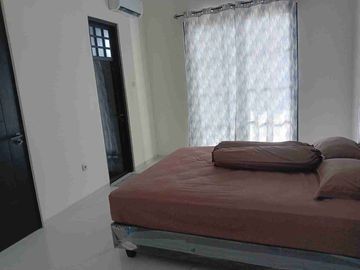 Rumah baru Araya di jalan Boulevard furnish disewakan langka & ciamik