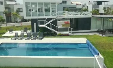 Casa en Venta en Lomas de Angelópolis III, Ubicación Privilegiada con Amenidades Alberca y Acabados Premium cerca de Barrio Cascatta