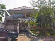 Langka! Rumah split level impian di Graha Famili dekat Common Ground, kawasan elite Surabaya Barat, siap huni!