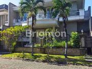 DIJUAL RUMAH DI GRAHA FAMILI BLOK O SURABAYA BARAT DEKAT ROCCA DAN MONOPOLE COFFEE