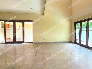 Disewakan Rumah Ada Kolam Renang Di kavling Polri Ragunan Jak sel