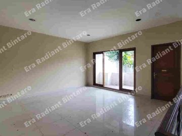 Disewakan Rumah Ada Kolam Renang Di kavling Polri Ragunan Jak sel