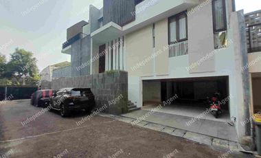 Rumah Dengan Privatepool di Ampera Jakarta Selatan