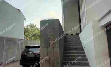 Rumah Dengan Privatepool di Ampera Jakarta Selatan