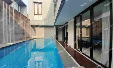 Rumah Dengan Privatepool di Ampera Jakarta Selatan