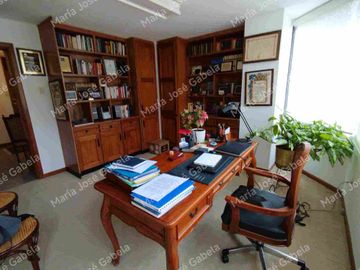 En Venta Gran Departamento de 3 amplios dormitorios, sala Tv, estudio y  terraza en el exclusivo Quito Tenis, frente al parque Azcúnaga