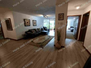 En Venta Gran Departamento de 3 amplios dormitorios, sala Tv, estudio y  terraza en el exclusivo Quito Tenis, frente al parque Azcúnaga