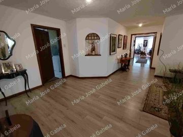 En Venta Gran Departamento de 3 amplios dormitorios, sala Tv, estudio y  terraza en el exclusivo Quito Tenis, frente al parque Azcúnaga