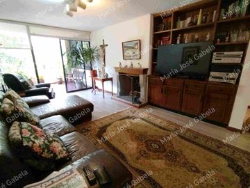 En Venta Gran Departamento de 3 amplios dormitorios, sala Tv, estudio y  terraza en el exclusivo Quito Tenis, frente al parque Azcúnaga