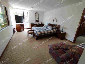 En Venta Gran Departamento de 3 amplios dormitorios, sala Tv, estudio y  terraza en el exclusivo Quito Tenis, frente al parque Azcúnaga