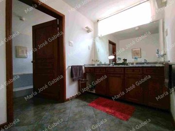 En Venta Gran Departamento de 3 amplios dormitorios, sala Tv, estudio y  terraza en el exclusivo Quito Tenis, frente al parque Azcúnaga