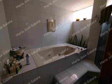 En Venta Gran Departamento de 3 amplios dormitorios, sala Tv, estudio y  terraza en el exclusivo Quito Tenis, frente al parque Azcúnaga