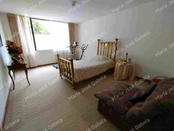 En Venta Gran Departamento de 3 amplios dormitorios, sala Tv, estudio y  terraza en el exclusivo Quito Tenis, frente al parque Azcúnaga