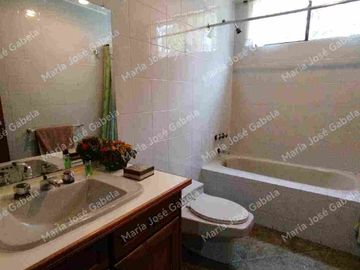 En Venta Gran Departamento de 3 amplios dormitorios, sala Tv, estudio y  terraza en el exclusivo Quito Tenis, frente al parque Azcúnaga