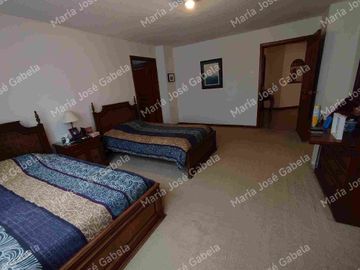 En Venta Gran Departamento de 3 amplios dormitorios, sala Tv, estudio y  terraza en el exclusivo Quito Tenis, frente al parque Azcúnaga