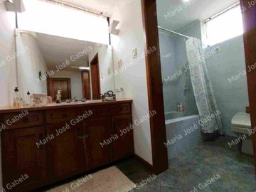 En Venta Gran Departamento de 3 amplios dormitorios, sala Tv, estudio y  terraza en el exclusivo Quito Tenis, frente al parque Azcúnaga