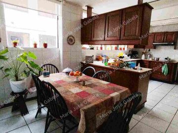 En Venta Gran Departamento de 3 amplios dormitorios, sala Tv, estudio y  terraza en el exclusivo Quito Tenis, frente al parque Azcúnaga