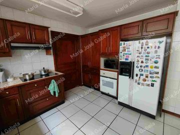 En Venta Gran Departamento de 3 amplios dormitorios, sala Tv, estudio y  terraza en el exclusivo Quito Tenis, frente al parque Azcúnaga