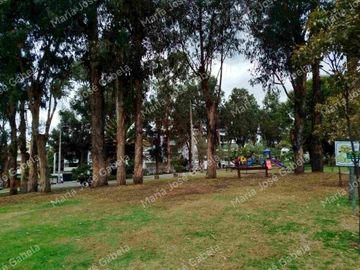 En Venta Gran Departamento de 3 amplios dormitorios, sala Tv, estudio y  terraza en el exclusivo Quito Tenis, frente al parque Azcúnaga