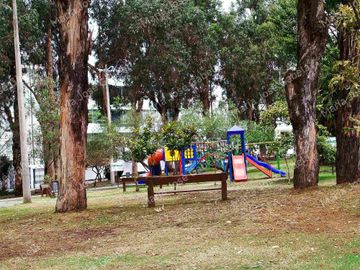 En Venta Gran Departamento de 3 amplios dormitorios, sala Tv, estudio y  terraza en el exclusivo Quito Tenis, frente al parque Azcúnaga