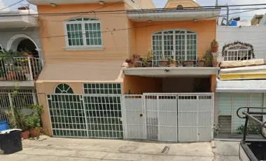 HERMOSA CASA ESTA ESPERANDO POR TI