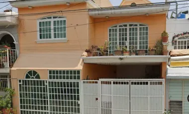 HERMOSA CASA ESTA ESPERANDO POR TI