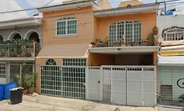 HERMOSA CASA ESTA ESPERANDO POR TI