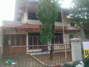 Dijual cepat rumah tua di jl.Raden Inten, dipinggir jalan utama, diseberang POM bensin