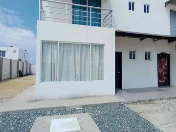 casa dentro urbanización Radisson Blu punta blanca 3 Habitacines  parqueadero  piscina canchas tenis renta por dias o semanas