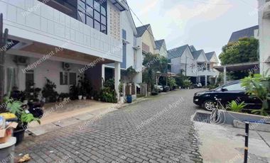 Rumah dekat Mabes TNI Cilangkap dan Stasiun LRT TMII Jakarta Timur