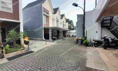 Rumah dekat Mabes TNI Cilangkap dan Stasiun LRT TMII Jakarta Timur