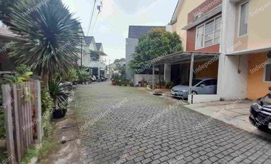 Rumah dekat Mabes TNI Cilangkap dan Stasiun LRT TMII Jakarta Timur