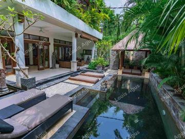 Villa Fully Furnished Hanya 150 Meter Dari Pantai Seminyak