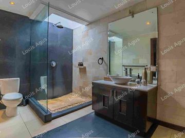 Villa Fully Furnished Hanya 150 Meter Dari Pantai Seminyak