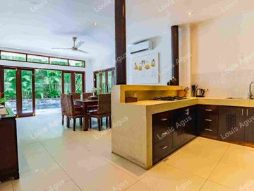 Villa Fully Furnished Hanya 150 Meter Dari Pantai Seminyak