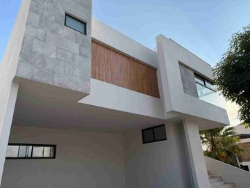 MAGNIFICA CASA EN VENTA EN MONTERRA RESIENCIAL EN ESQUINA DE 3 PLANTAS