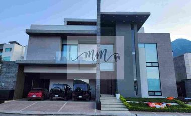 Residencia en venta Sierra Alta 9o sector.