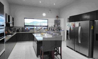 Residencia en venta Sierra Alta 9o sector.