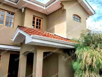 Casa amoblada de venta en Cuenca Ecuador. Sector ECU 911 Ave. 10 de agosto parque Santa Anita